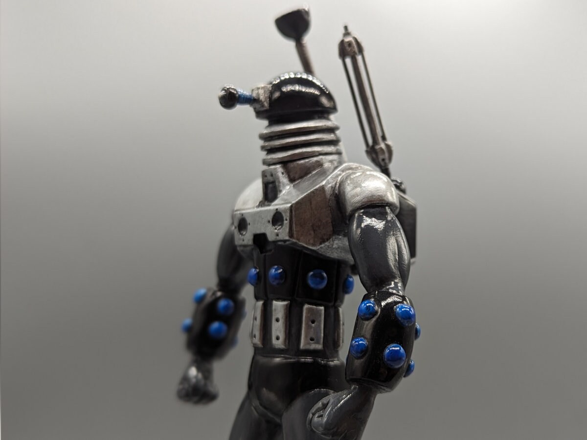 whovian-sentinel-dalek-inspired-robot-statue-sculpture-05